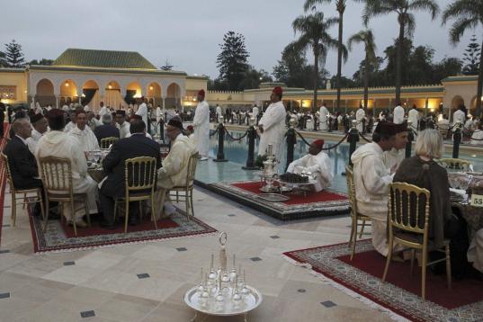 Invitados a la cena en honor al rey en el Palacio Real de Rabat.