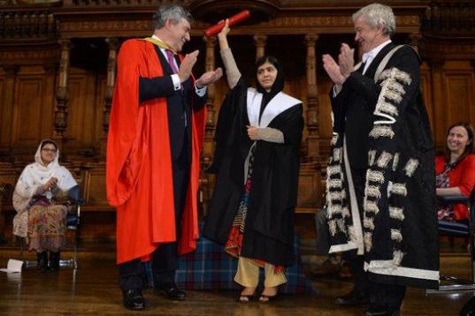 Malala recibió el 19 de octubre de 2013 de manos del antiguo Primer ministro británico Gordon Brown un diploma honorífico de la Universidad de Edimburgo.
