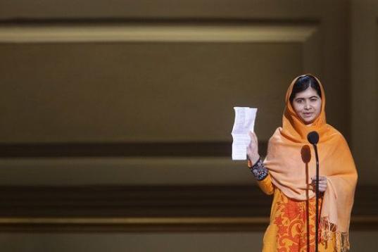 Su recorrido la ha propulsado como un símbolo, como un icono de la lucha por el acceso a la educación. Malala recibió un premio en el acto Mujeres del Año, organizado por la revista Glamour.

