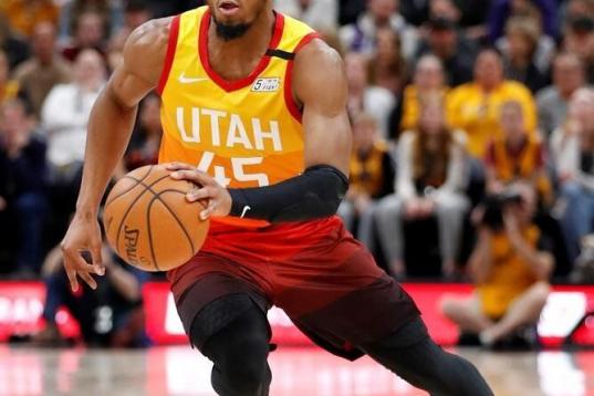 El jugador de los Utah Jazz de la NBA Donovan Mitchell dio positivo horas después de conocerse el de su compañero de equipo Rudy Gobert. La franquicia informó de que se encontraba curado después de dos semanas de trat...