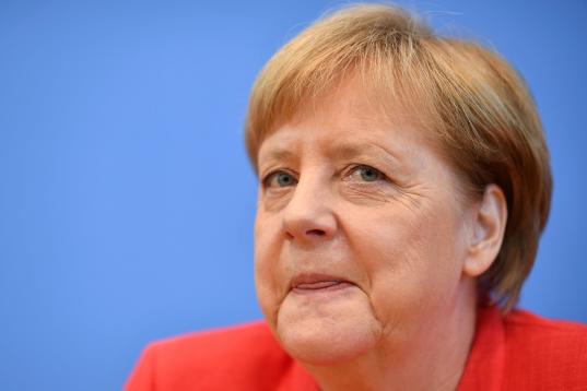 El gobierno de la canciller alemana Angela Merkel se sustenta en la suma CDU + CSU + SPD. 