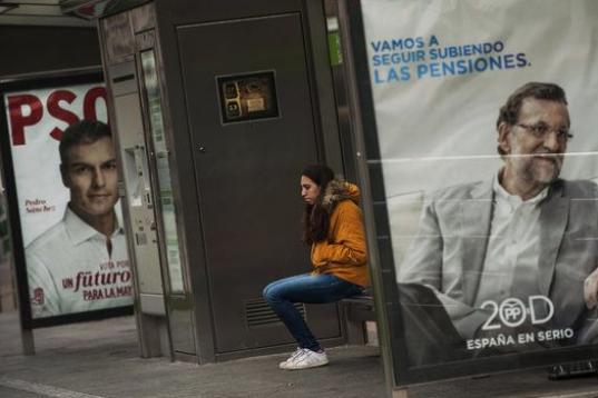 Los españoles dicen que la política les interesa poco (31,5%) o nada (28,2%), pero el 26% dice que habla "habitualmente" del tema con sus amigos, familiares y compañeros y el 32,4% afirma hacerlo "de vez en cuando". 