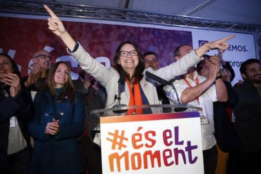 La coportavoz de Compromís, y vicepresidenta del Consell, Mònica Oltra, celebra los resultados en las elecciones generales del 20D, en la sede de su formación, en Valencia