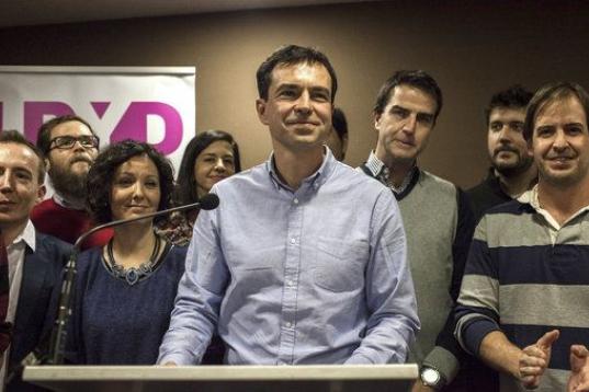  El líder y candidato de Unión Progreso y Democracia (UPYD), Andrés Herzog (C), en su comparecencia ante los medios de comunicación, tras conocerse los resultados en las elecciones generales.