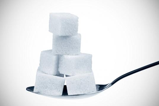 El azúcar blanco se conservará bien por siempre, en tanto que no comience a cristalizarse, dice Revell. Para evitar que esto ocurra hay que guardarlo bien sellado en una bolsa de plástico grueso o en un bote, sugiere la experta.