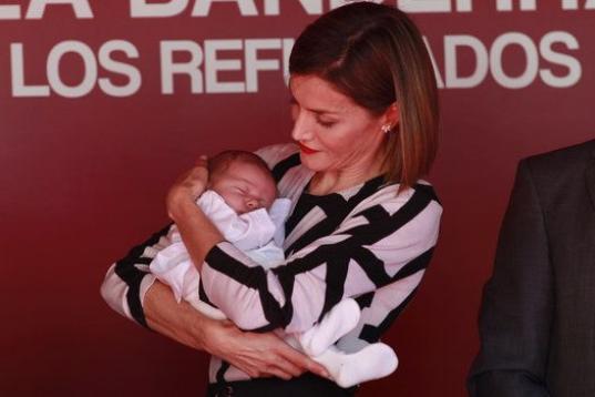 Con un bebé, en el día de La Cruz Roja 2015.