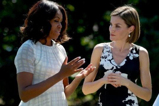 La primera dama, Michelle Obama, muestra a la reina Letizia, el huerto ecológico creado por ella en la Casa Blanca