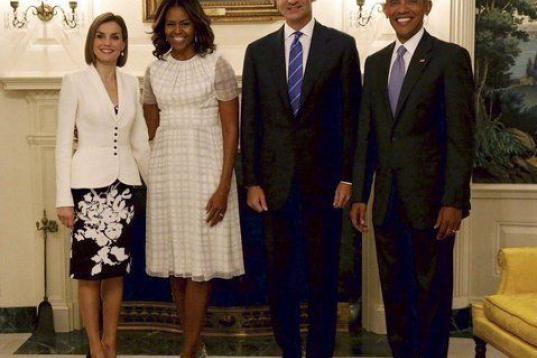 Los reyes Felipe y Letizia en la Casa Blanca, junto a Barack y Michelle Obama. 
La reina vistió vestido negro y chaqueta blanca de Felipe Varela y zapatos de Prada.