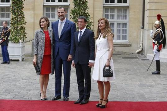 De visita de Estado en Francia, con el primer ministro, Manuel Valls, y su esposa, Anne Gravoin