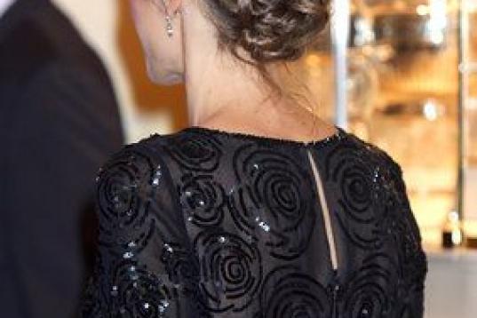 Detalle del peinado de la reina Letizia.