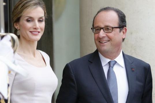 En París, junto a François Hollande, en la primera visita oficial a Francia de Felipe y Letizia como reyes.