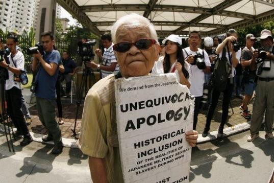 Y, en la misma manifestación, participa Remedios Pecson, de 80 años, también esclava sexual de los japoneses.