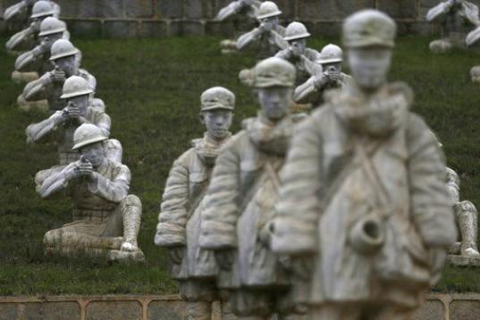 Esculturas de los soldados de las Fuerzas Expedicionarias Chinas contra la invasión nipona durante la Segunda Guerra Mundial, expuestas en la montaña donde se produjo la batalla de Songshan en el condado de Longling en la provincia de Yunnan (...
