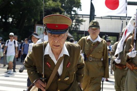 Un veterano de la Guerra Oriental, con un uniforme recreado. 