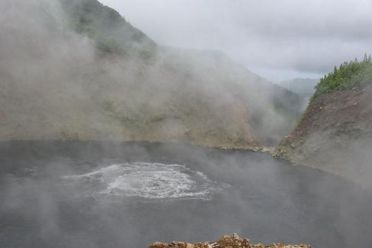 El infierno hace notar su presencia en el Boiling Lake o 'lago hirviente', un cráter con una fumarola sumergida, parte del Parque Nacional Morne Trois Pitons en la isla de Dominica. 

Está lleno de agua burbujeante de color gris azulado y usua...
