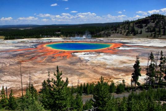 Parece un ojo, tan redonda, colorida y azul, pero es una piscina natural. La Gran Fuente Prismática del Parque Nacional de Yellowstone (EEUU) es la tercera fuente de aguas termales más grande del mundo, con 90 metros de ancho y 50 de profundid...