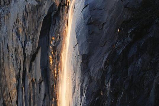 No es un río de fuego ni lava que sale de la montaña. Es la cascada Horsetail (cola de caballo) en el Parque Nacional de Yosemite, en California. El agua cae del monte El Capitán en invierno y al principio de la primavera. En febrero, con las...