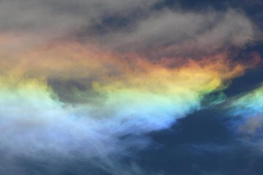 El arcoíris de fuego puede observarse muy pocas veces. También llamado arco circunhorizontal, es un fenómeno óptico que parece un arcoíris horizontal, pero se diferencia en que es causado por la refracción de luz a través de cristales de ...