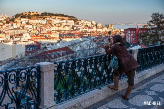 ¡Qué completa es Lisboa! Sus calles son un placer que merece mucho la pena recorrer a pie. Los barrios de Alfama y Chiado son, posiblemente, la mejor manera de conocer la verdadera alma de la ciudad. Ver más fotos aquí.