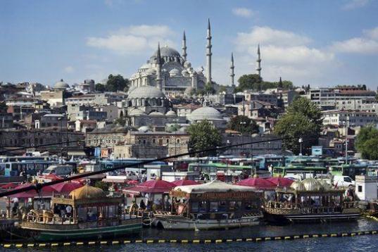 Estambul está considerada una de las ciudades más bellas de Europa. No es un apelativo que se le dé a cualquier destino. Estambul tiene bazares que huelen a especias, monumentos que quitan el hipo y gentes a las que quieres conocer. Ver más ...