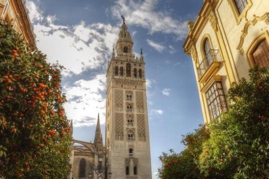 Ya lo dice la canción, Sevilla tiene un color especial. Su casco histórico es de los más grandes de Europa y es la cuarta ciudad más visitada de España. Si hay que hablar de sus cualidades, siempre te quedas corto. Si quieres más, aquí ti...
