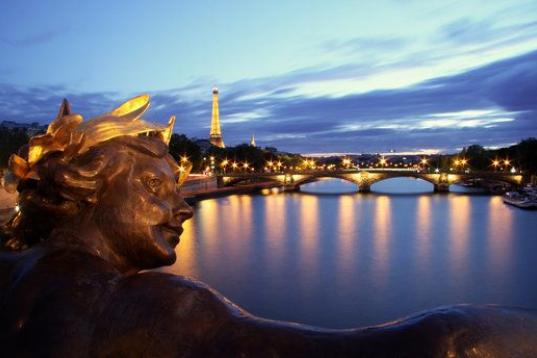 La ciudad de los románticos… ¡Y de la luz! París es uno de los destinos turísticos más visitados del mundo por muchas razones: la torre Eiffel, el museo Louvre, navegar por el Sena, pasear por los jardines Elíseos… Todos ellos disponib...