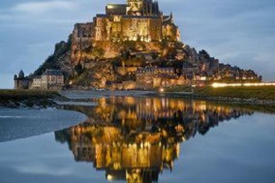 Pocas cosas a tanta distancia son tan bonitas como Le Mont Saint Michel. Ubicado en la Baja Normandía, esta comuna es una de las maravillas arquitectónicas más relevantes de toda Francia. Recibe más de 3 millones de visitas al año. Ver más...