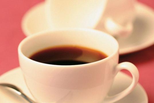 Suprimir la cafeína, el té o las bebidas energéticas ayudarán a mantener el estrés a raya y a controlar la cantidad de calorías ingeridas.