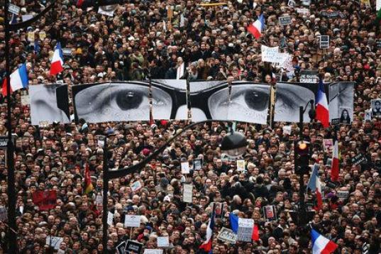 Cientos de miles de personas recorren las calles de París tras los ataques terroristas del 7 de enero en la redacción del semanal satírico Charlie Hebdo y del 9 de enero en un supermercado judío.