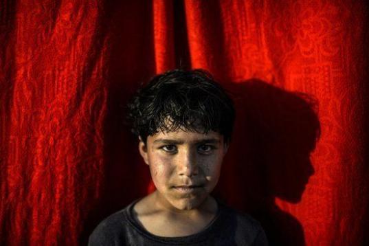 Arif, un refugiado sirio-kurdo de 10 años, posa en el campo de refugiados de Rojava, en Sanliurfa (Turquía). 