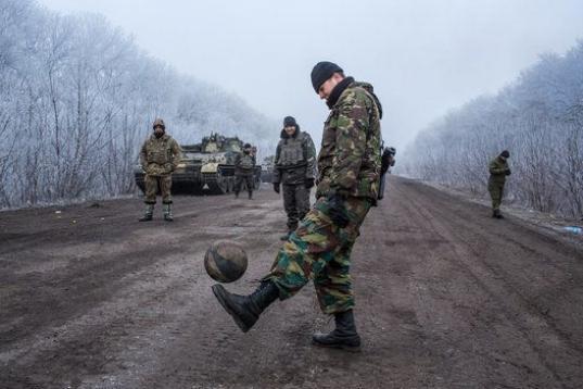 Soldados ucranianos juegan al fútbol en la carretera que lleva a la ciudad asediada de Debaltsevo. 