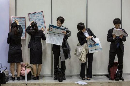 Estudiantes universitarios esperan en la feria de empleo de Mynavi Shushoku en Tokio (Japón).