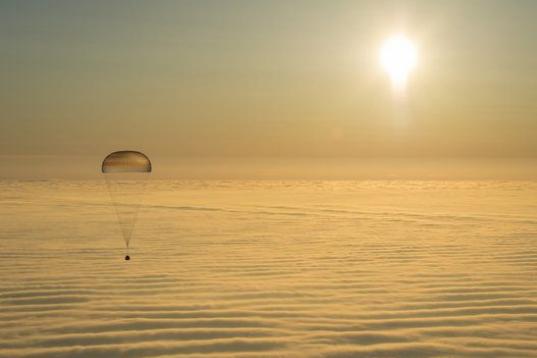 La nave rusa Soyuz TMA-14M aterriza cerca de Zhezkazgan, en Kazajistán, tras seis meses en la Estación Espacial Internacional.