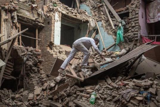 Un hombre sobre los escombros de un edificio tras el terremoto de magnitud 7,8 grados  que azotó Nepal el 25 de abril, el peor en 80 años. 