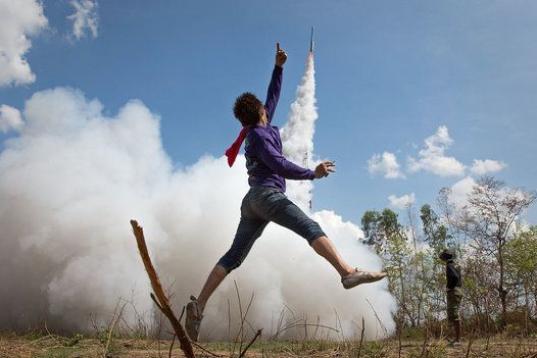 Un hombre celebra el despegue de su cohete de fabricación casera en el Bun Bang Fai Rocket Festival, que marca el comienzo de la estación de lluvias en Yasothon, Tailandia.