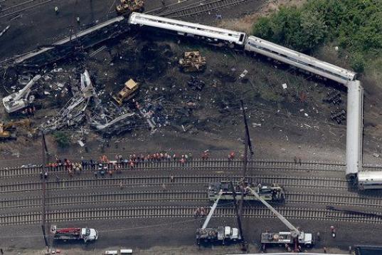 Operarios en el lugar en el que descarriló un tren regional entre Nueva York y Washington D.C. el 13 de mayo. Hubo al menos siete muertos y 200 heridos.