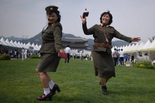 Desertores norcoreanos bailan vistiendo uniformes militares en un evento sobre la unificación en Seúl (Corea del Sur) el 29 de mayo. 