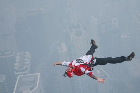 Salto base desde 300 metros de altura durante el concurso internacional de salto en Kuala Lumpur, Malasia.