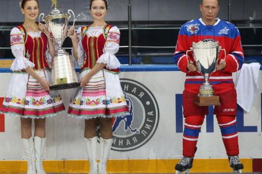 El presidente ruso Vladimir Putin celebra su 62 cumpleaños en un partido de hockey sobre hielo en Sochi (Rusia) el 7 de octubre. 
