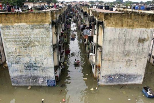 Área residencial inundada en Chennai, India, el 18 de noviembre, tras una serie de fuertes lluvias. Al menos 150 personas murieron y miles tuvieron que abandonar sus casas.