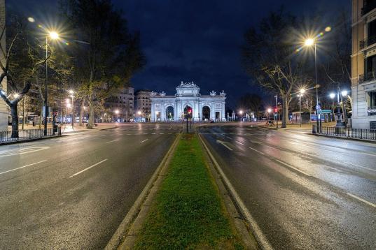 La Puerta de Alcalá en la plaza de la Independencia.