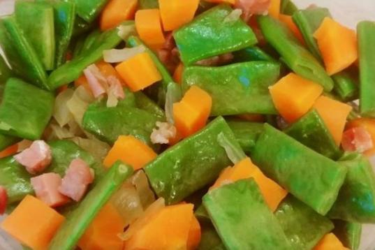 Ingredientes: judías, zanahorias, cebolla y tacos de jamón.﻿Receta completa en Cookpad