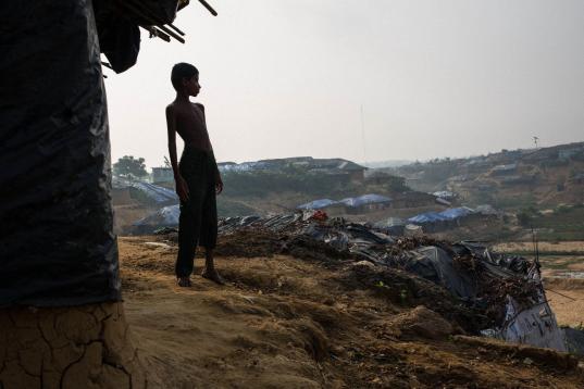 En esta foto tomada el 4 de mayo de 2017 en Kutupalong Camp (Bangladesh), el pequeño Omar, de ocho años, mira al horizonte ante su cabaña de barro, que comparte con sus padres y cuatro hermanos. Llevaban ya cuatro ...