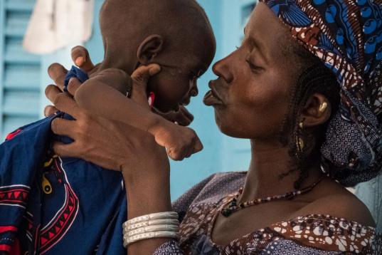 Anta Cisse, de 40 años, abraza a su hija Belco Diallo, de 24 meses, que padece desnutrición severa con diversas complicaciones, en el CSREF (Centro de Referencia de Salud) de Mopti, Mali, en una imagen tomada el 12 de agosto de 201...