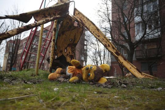 Un juguete de peluche yace en el suelo de un parque abandonado en la calle Stratonavtiv, cerca del aeropuerto de Donetsk, Ucrania, el 6 de abril de 2016.
 