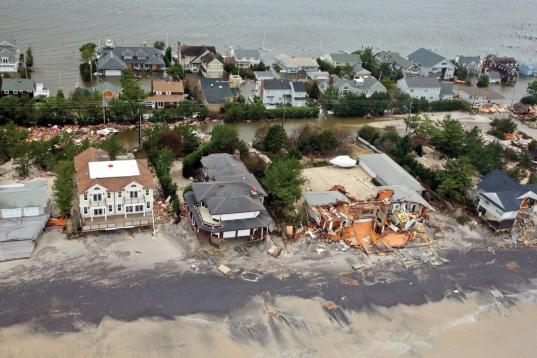 A pesar de su categoría media, el huracán Sandy arrasó la coste este de Estados Unidos en octubre. El cambio climático ayudó a elevar la altura del agua que inundó barrios enteros de Nueva York.