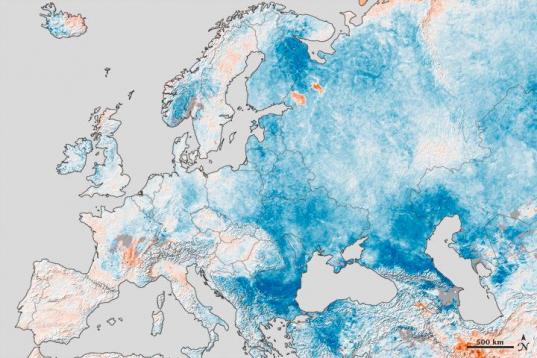 Este mapa muestra la gran anomalía térmica a ras de suelo que vivió Europa en febrero. En grandes zonas del continente la bajada de las temperaturas fue de 10º inferior a la media de otros años.