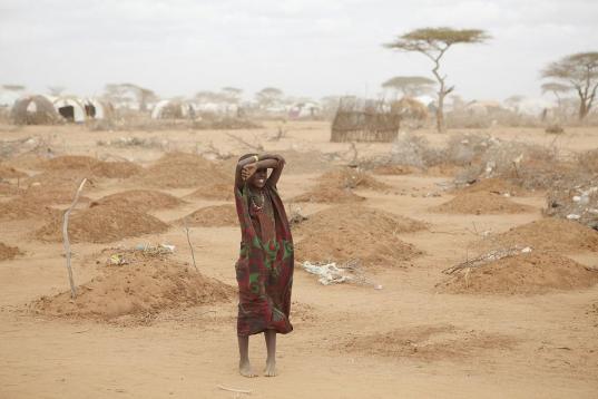 La Niña es también la gran culpable de que países como Somalia, Etiopía y el norte de Kenia lleven años de durísima sequía. Pero en la muerte de miles de personas (como los niños enterrados en esta imagen) sí se debe al cambio climátic...