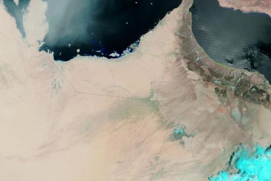 En un ejemplo de la locura del tiempo, inducida en parte por las emisiones humanas, se producen fenómenos como estas inundaciones (en verde) en la península arábiga en abril. Un agua que no sirve para regenerar el desierto. 