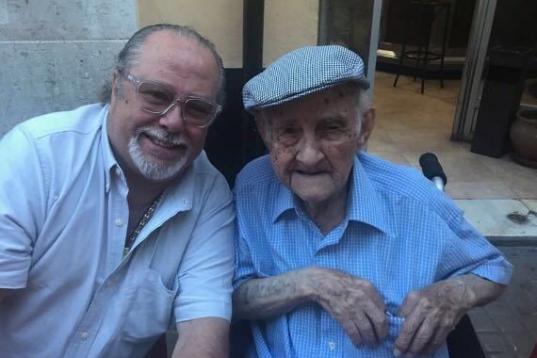 El humorista cómico Paco Arévalo falleció el viernes 16 de febrero a los 100 años. Su hijo, el también humorista Paco Arévalo, compartió la noticia a través de sus redes sociales. &quo...